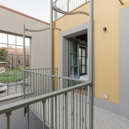 Modern Apartment In Milan With Balcony Exterior photo