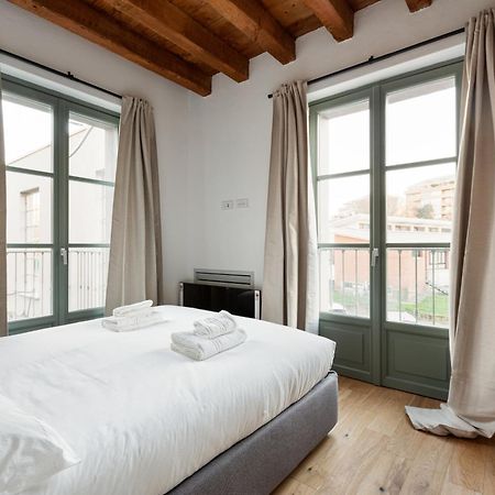Modern Apartment In Milan With Balcony Exterior photo