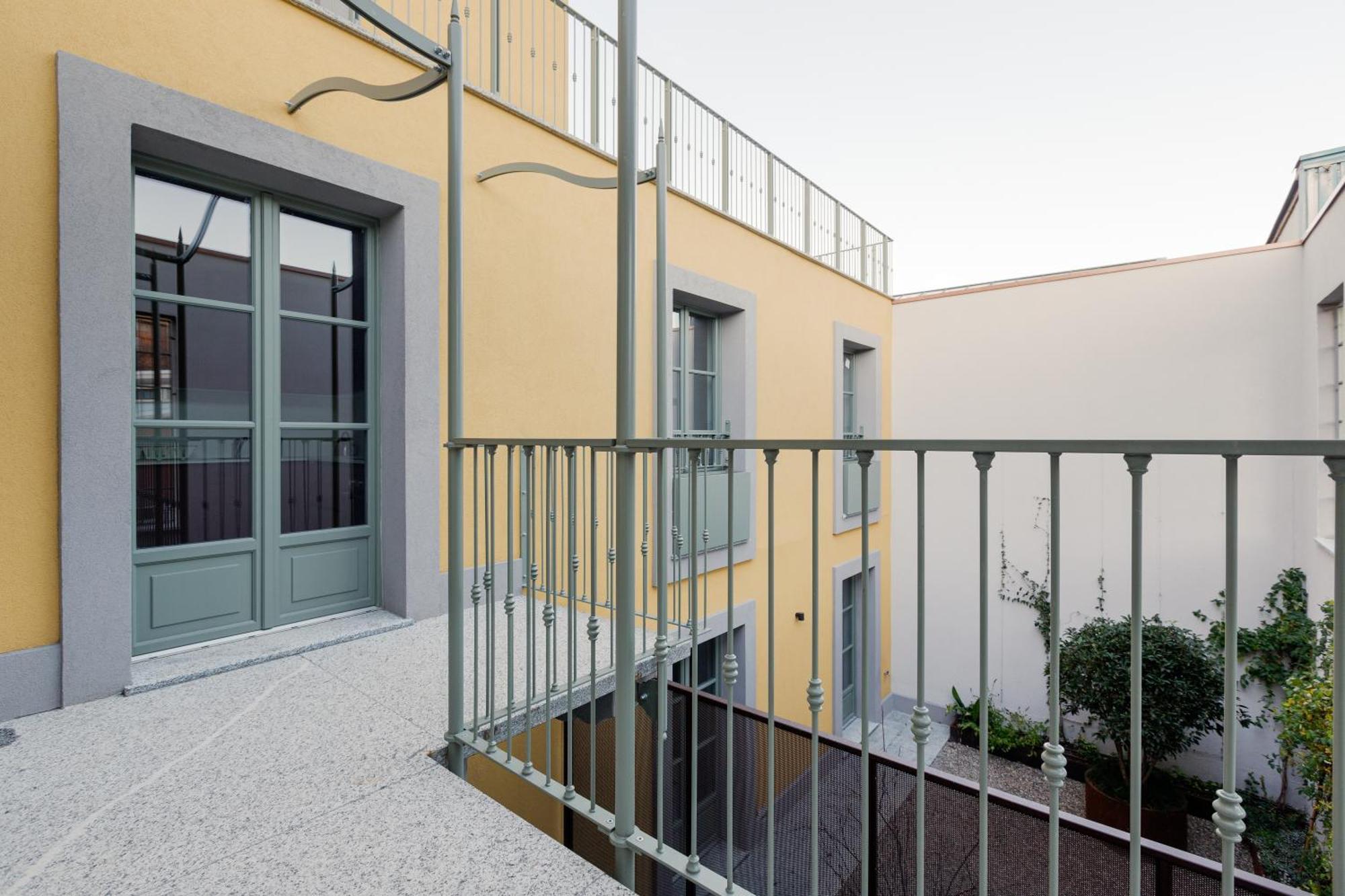 Modern Apartment In Milan With Balcony Exterior photo