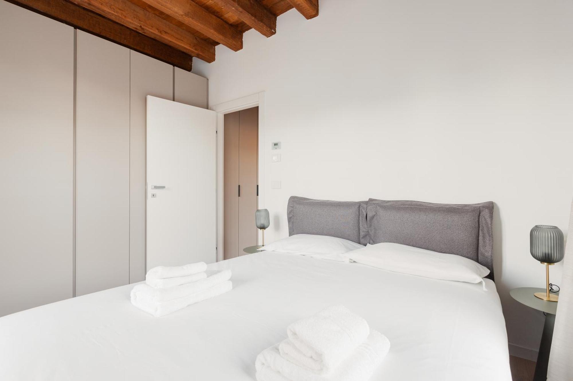 Modern Apartment In Milan With Balcony Exterior photo