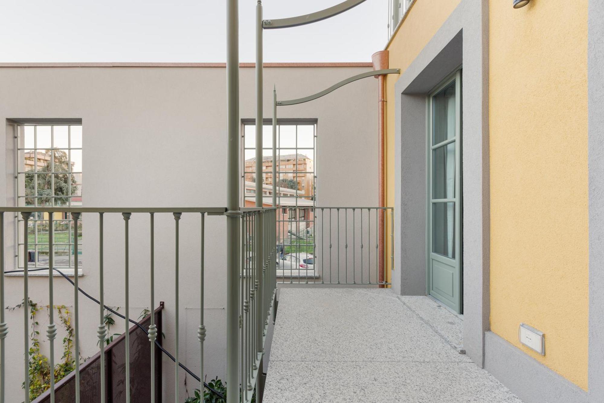 Modern Apartment In Milan With Balcony Exterior photo