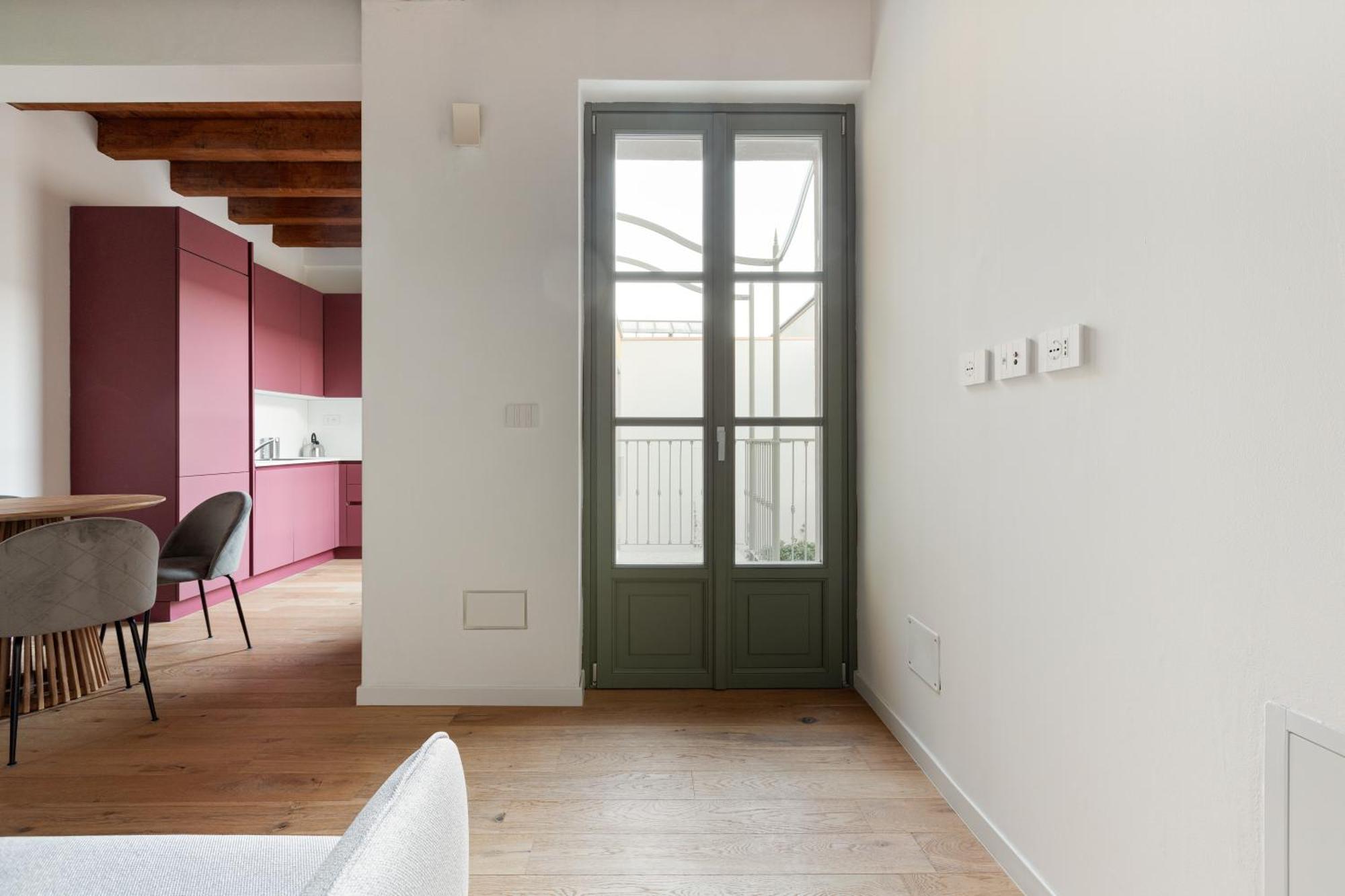 Modern Apartment In Milan With Balcony Exterior photo
